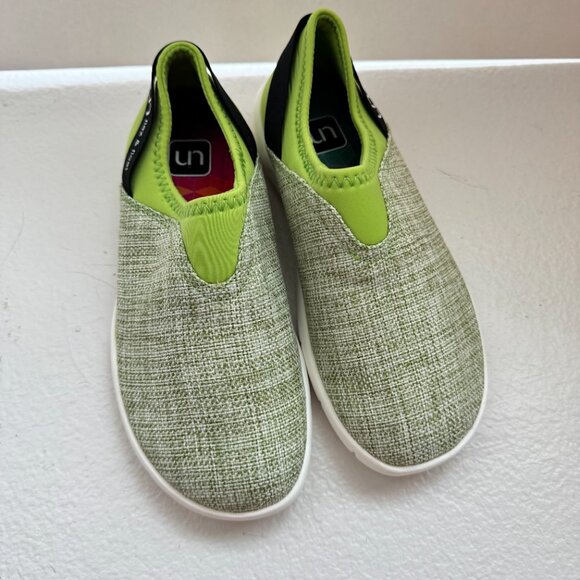 UIN Size 6.5 Green Verona Like new Comfortable Flats Shoes - Picture 1 of 9